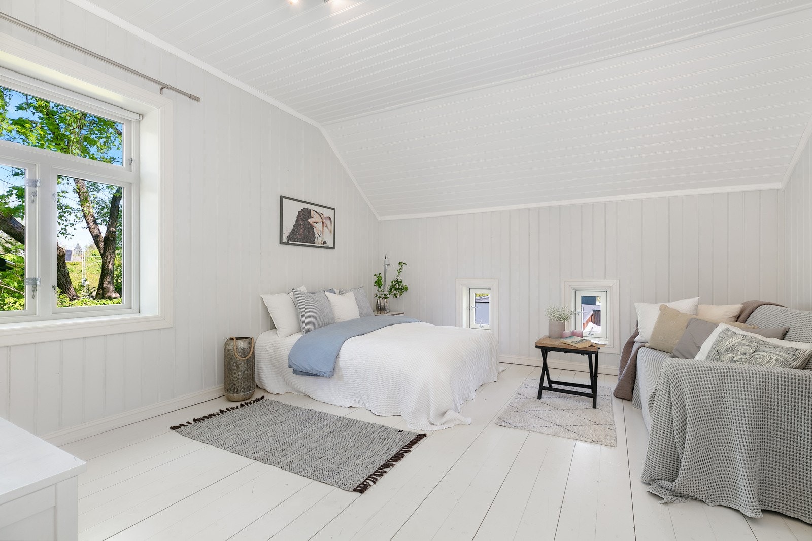 Soverom 2 i andre etasje er lyst og romslig med god plass til en stor dobbeltseng Galleribilde