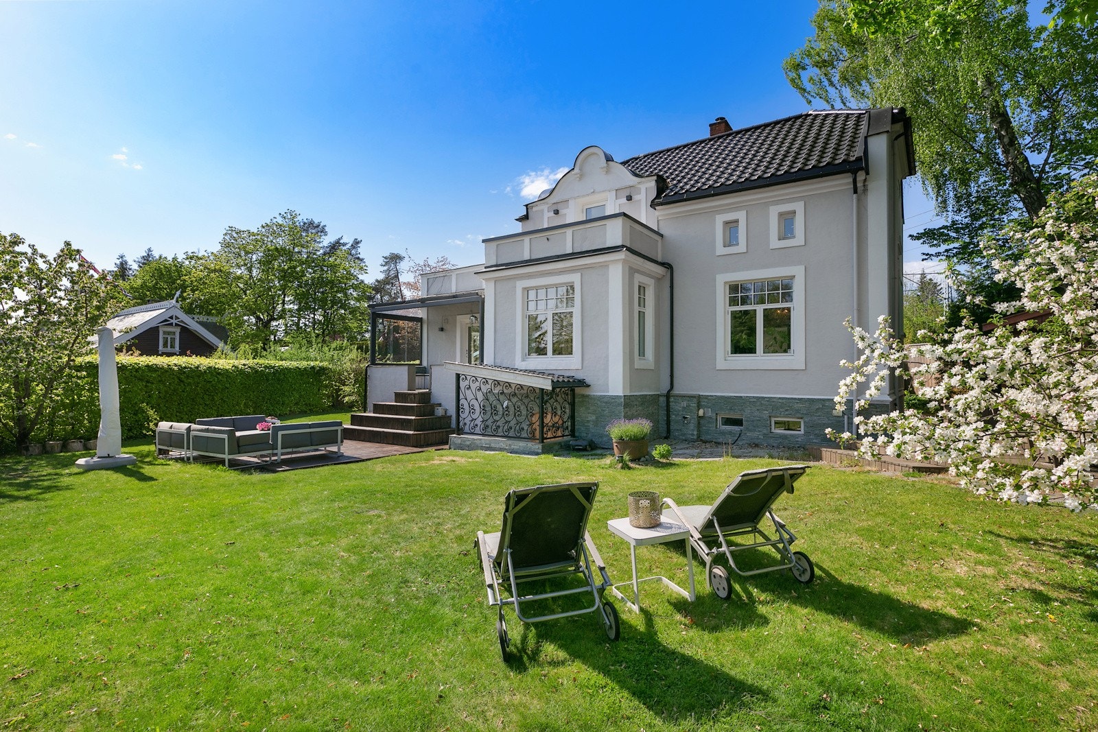 Villa i Biedermeier-stil fra 1910 med kurver, pynt og paneler Galleribilde