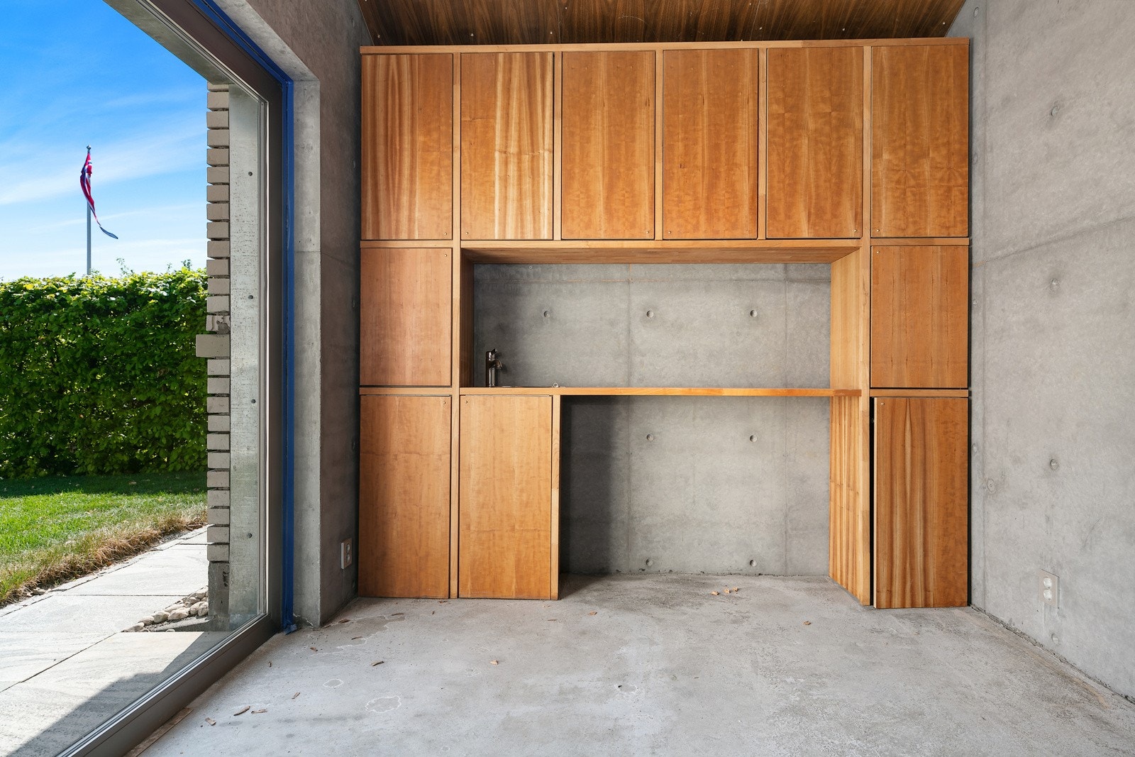 Det er montert innredning med benkeskap, høyskap og veggskap, samt benkeplate med skyllekum Galleribilde