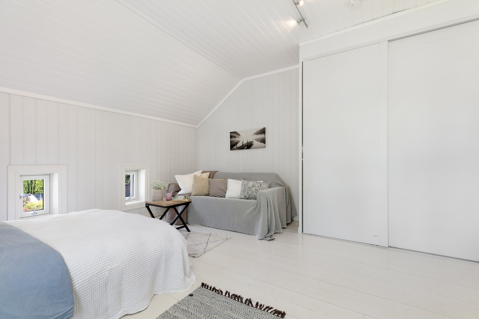 Soverom 2 har også godt med oppbevaringsplass i skyvedørsgarderobe Galleribilde