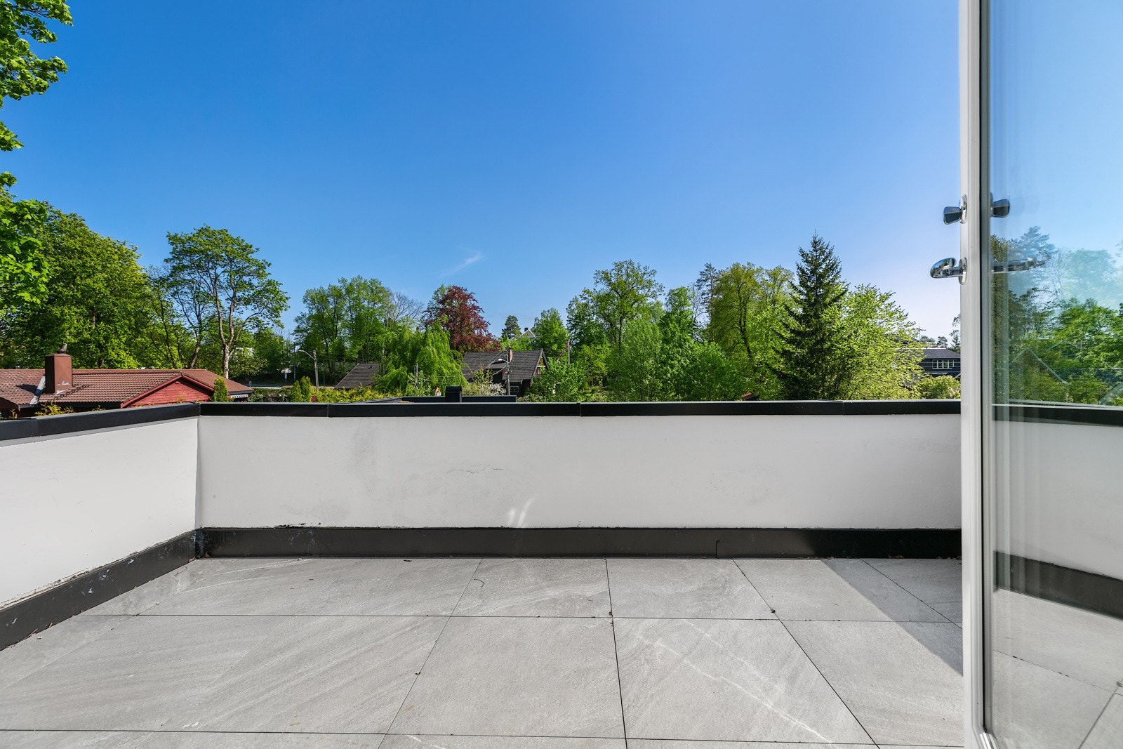 Solrik sørvendt takterrasse i murkonstruksjoner på ca. 7,7 m2 med adkomst fra hovedsoverommet Galleribilde