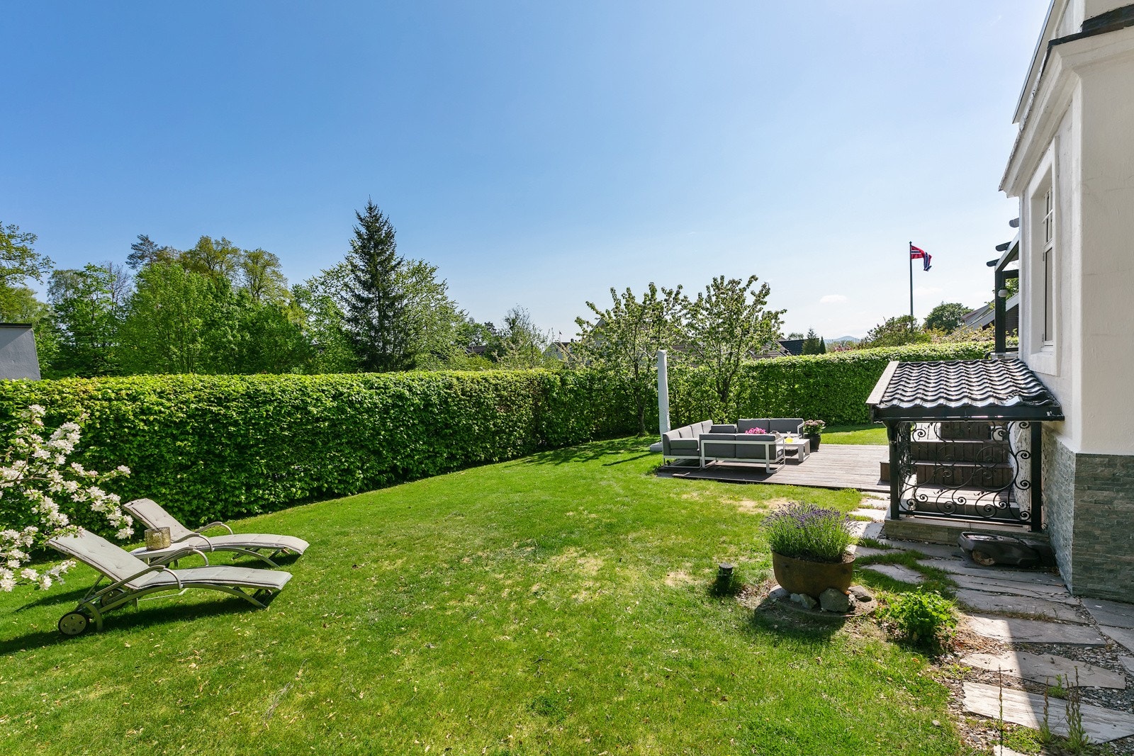 Veien inn til eiendommen har ingen gjennomgangstrafikk og huset ligger skjermet til uten innsyn Galleribilde