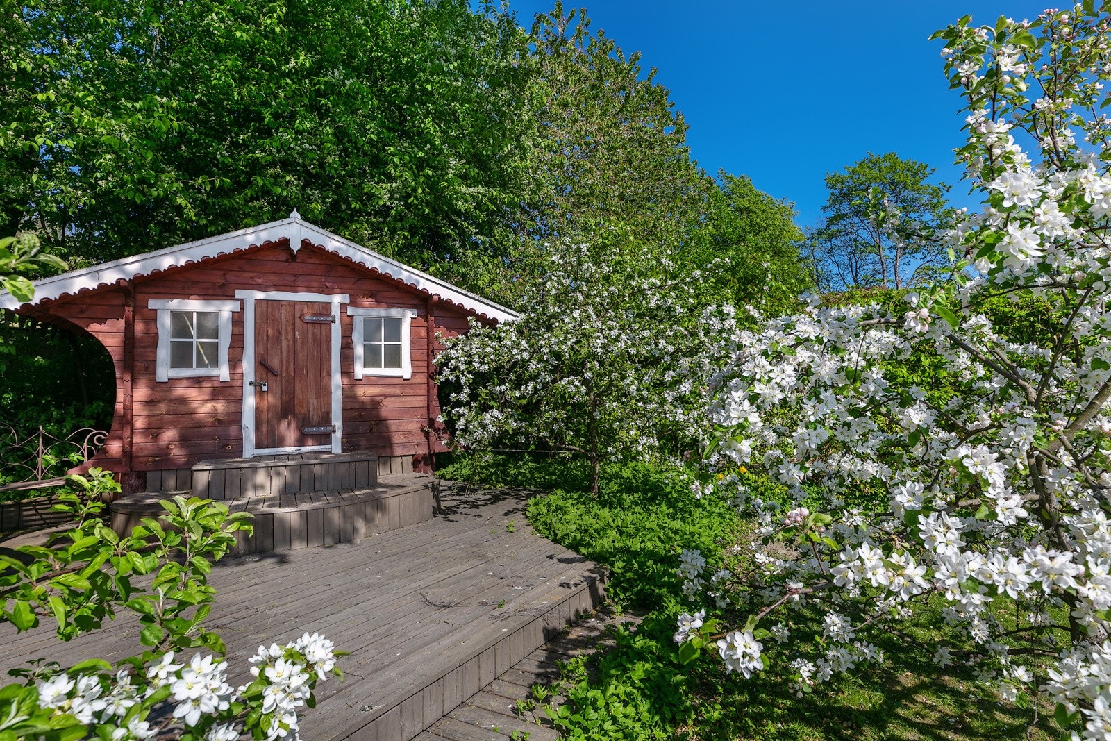 Vestvendt platting i trekonstruksjon på ca. 60 m2 med adkomst fra hagen Galleribilde