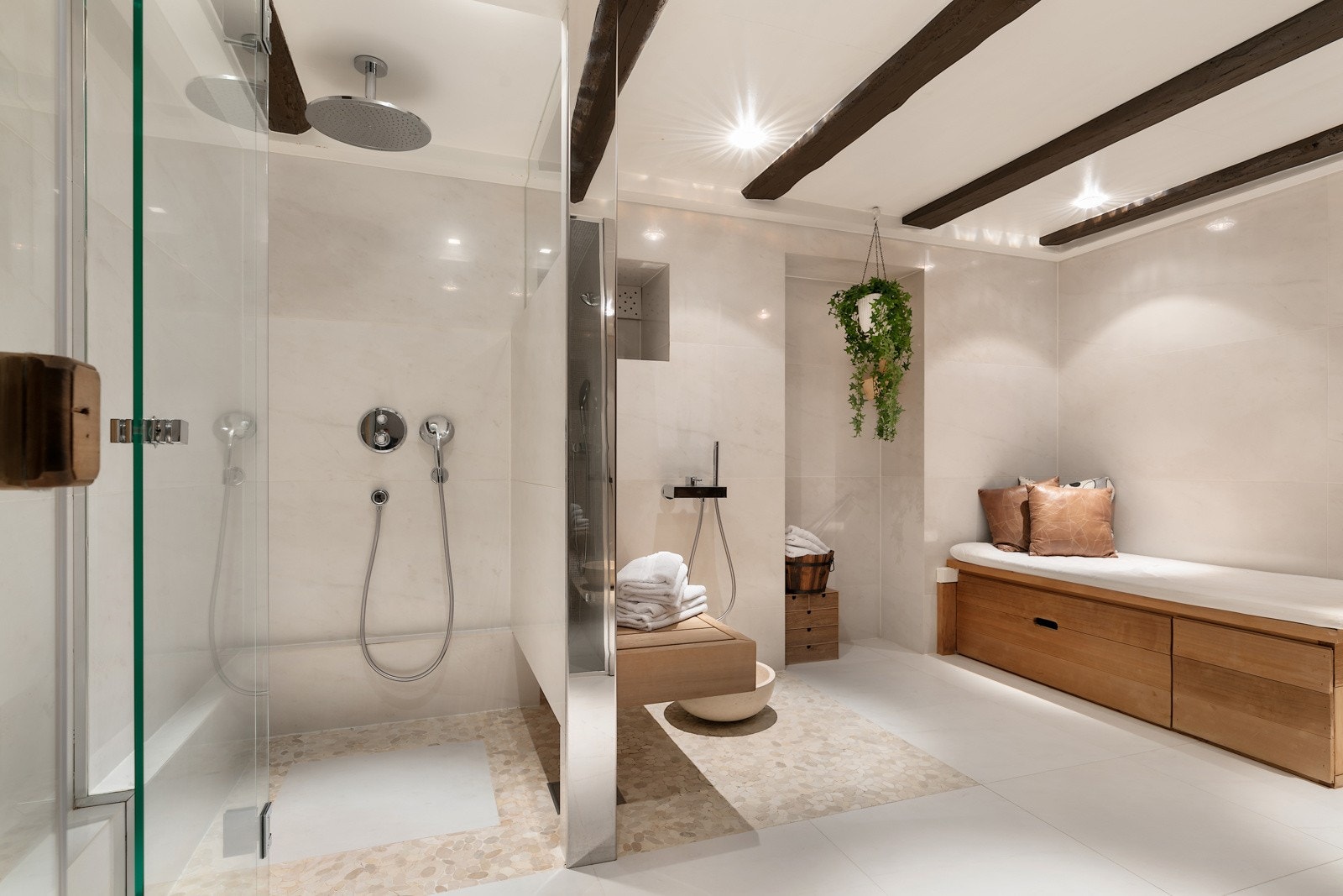 Spa-avdelingen har et rom med sittebenk og fotvask, og dusjnisje Galleribilde