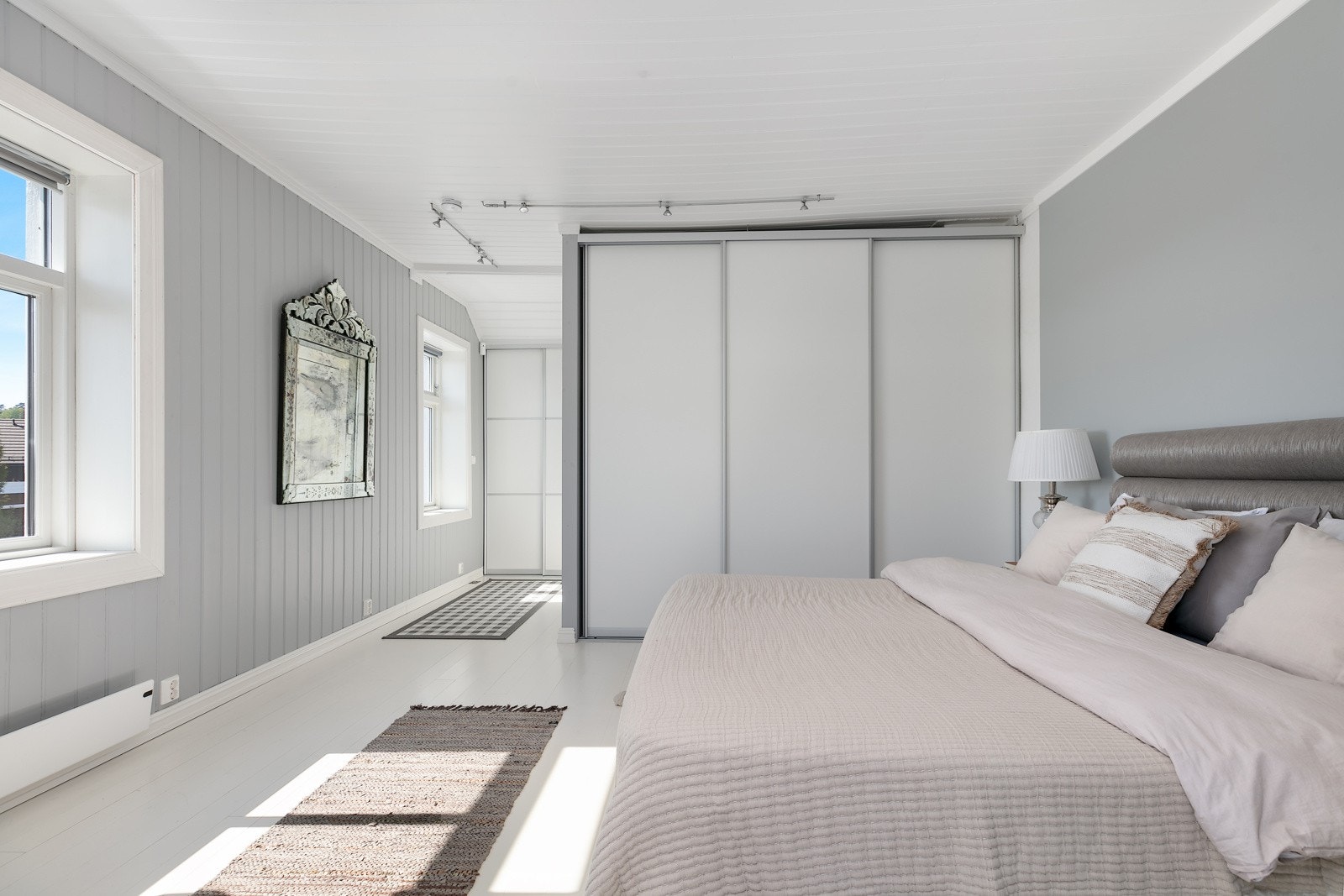 Hovedsoverommet er malt i en delikat farge som passer godt på et soverom Galleribilde