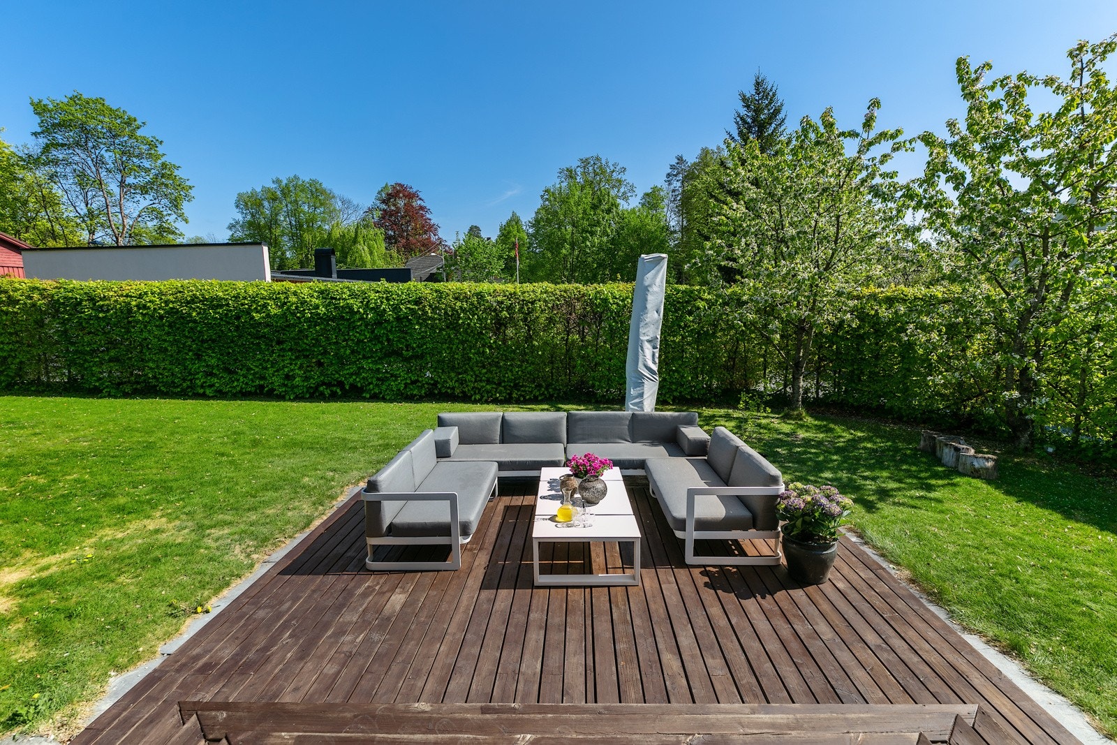 Markterrasse på 21 m2 med trapp ned fra kjøkkenet Galleribilde