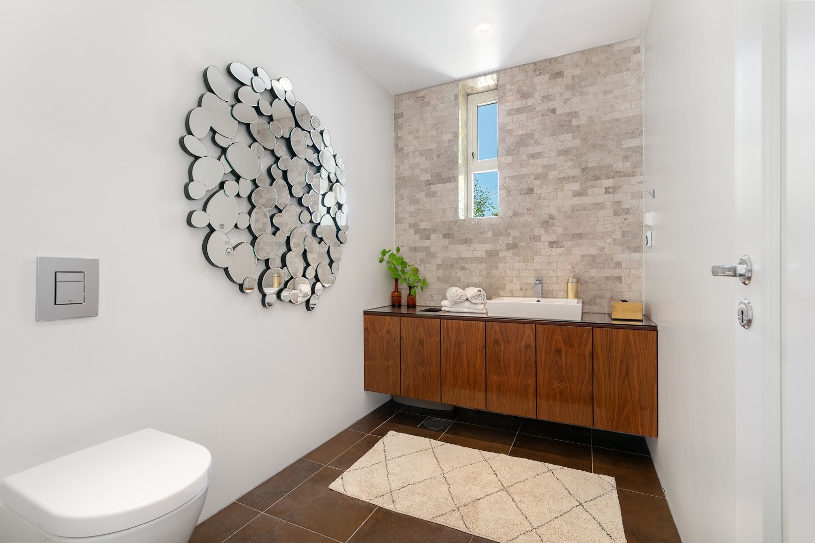 Toalett i første etasje med inngang fra stuen Galleribilde