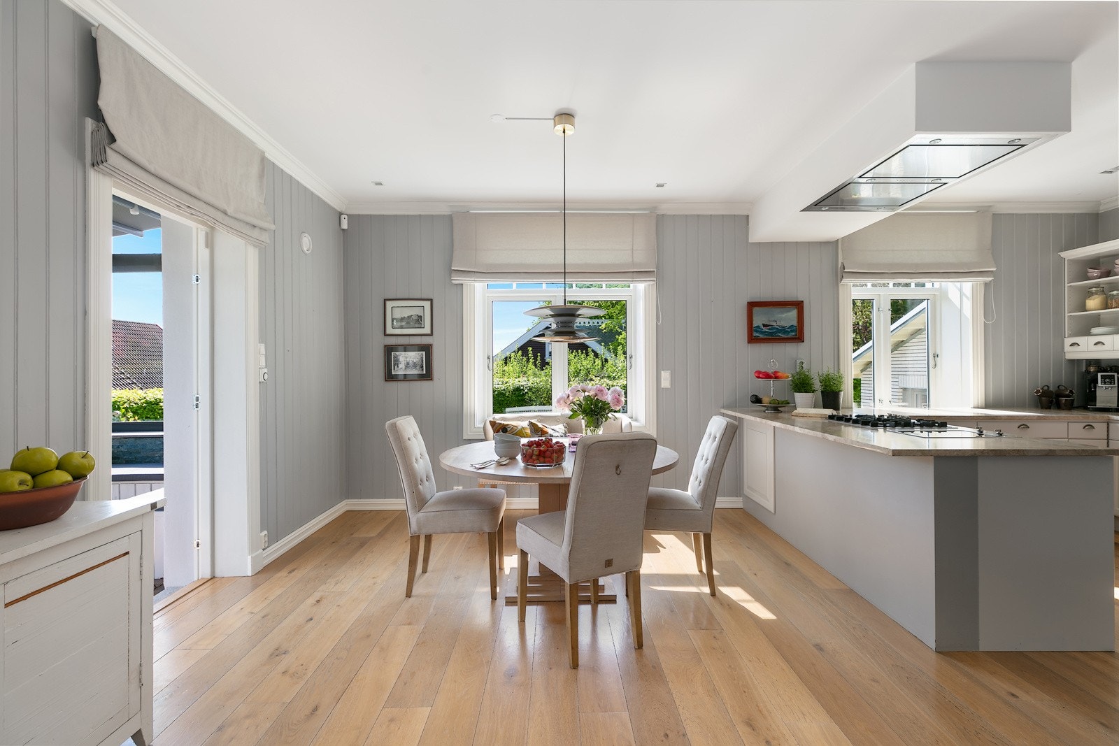 Fra stuen kommer du inn til kjøkkenet med spiseplass Galleribilde