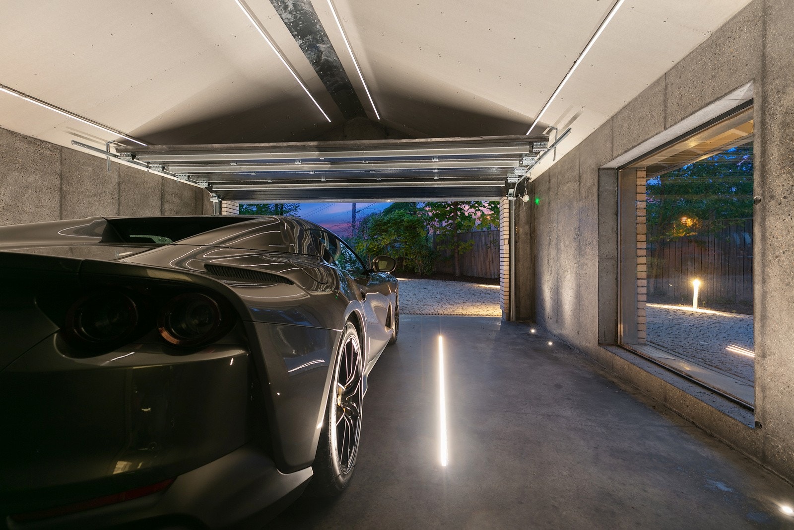 Led stripe frest ned i gulvet fremhever linjene Galleribilde