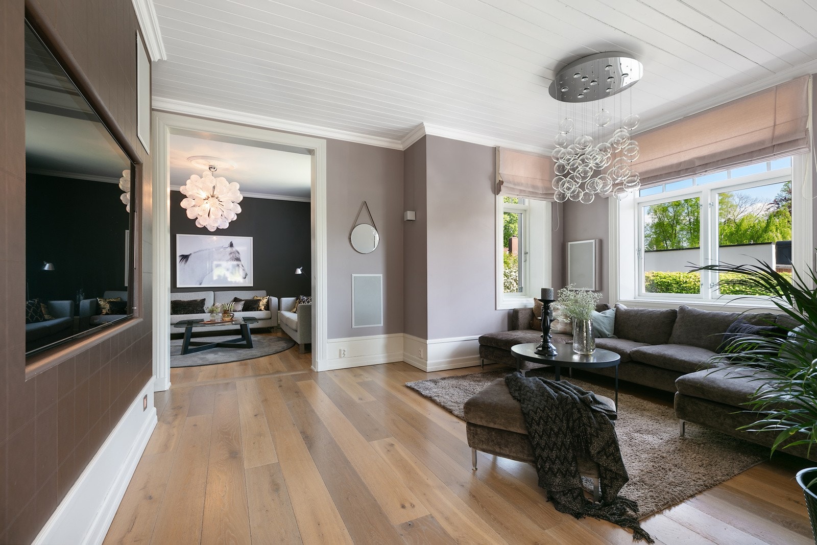 Fra stuen kommer du inn til stue 2 som har en lysere tone på veggene og malt panel i taket Galleribilde