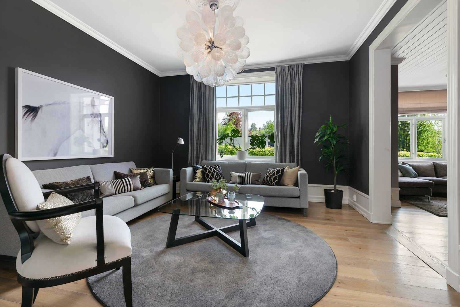 Boligen har to stuer med åpen løsning mellom rommene Galleribilde