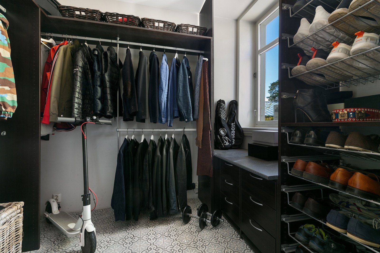 Romslig garderoberom i forbindelse med entreen i 1 etasje Galleribilde