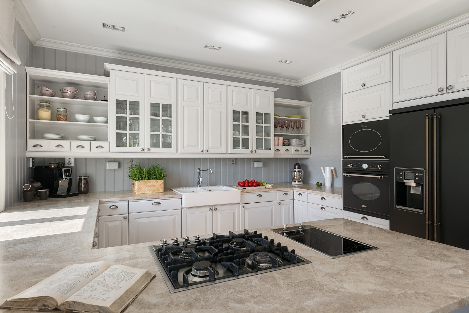 Den store kjøkkenøyen har både gassbluss og induksjonsplater Galleribilde