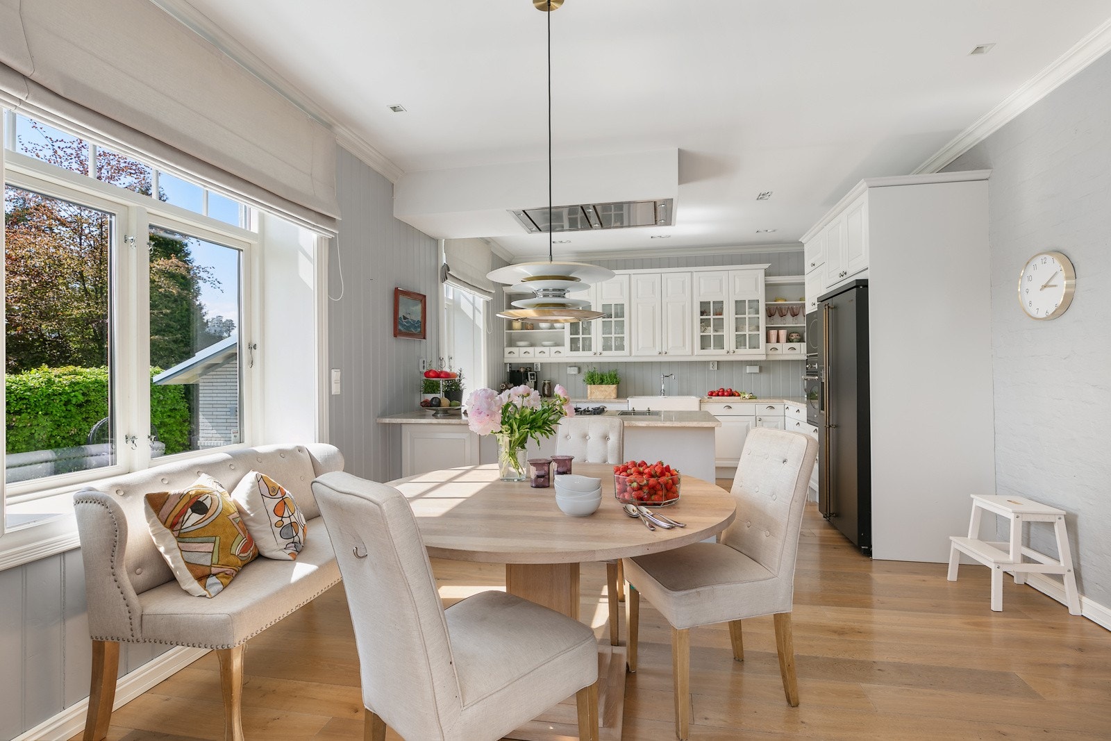 Kjøkkenet er hjerte av huset og det er utvidet i forbindelse med oppussing de senere årene for å gi en luftig følelse Galleribilde