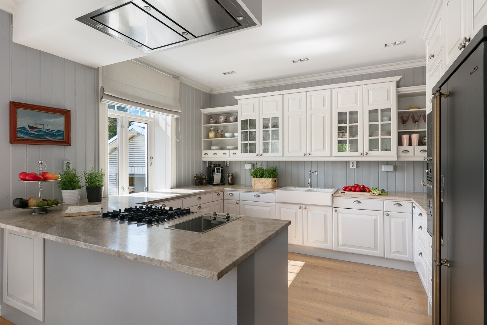 Benkeplaten er i en lekker brunaktig italiensk marmor med vask i porselen. Galleribilde