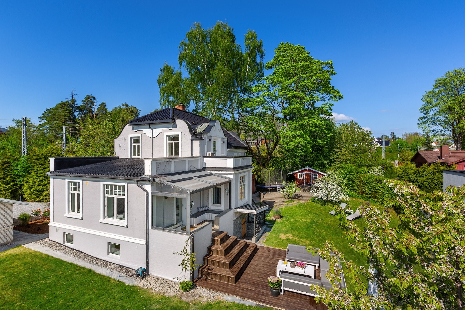 Hagen og eiendommen er meget forseggjort med terrasser, hellebelagte stier og pen beplantning Galleribilde