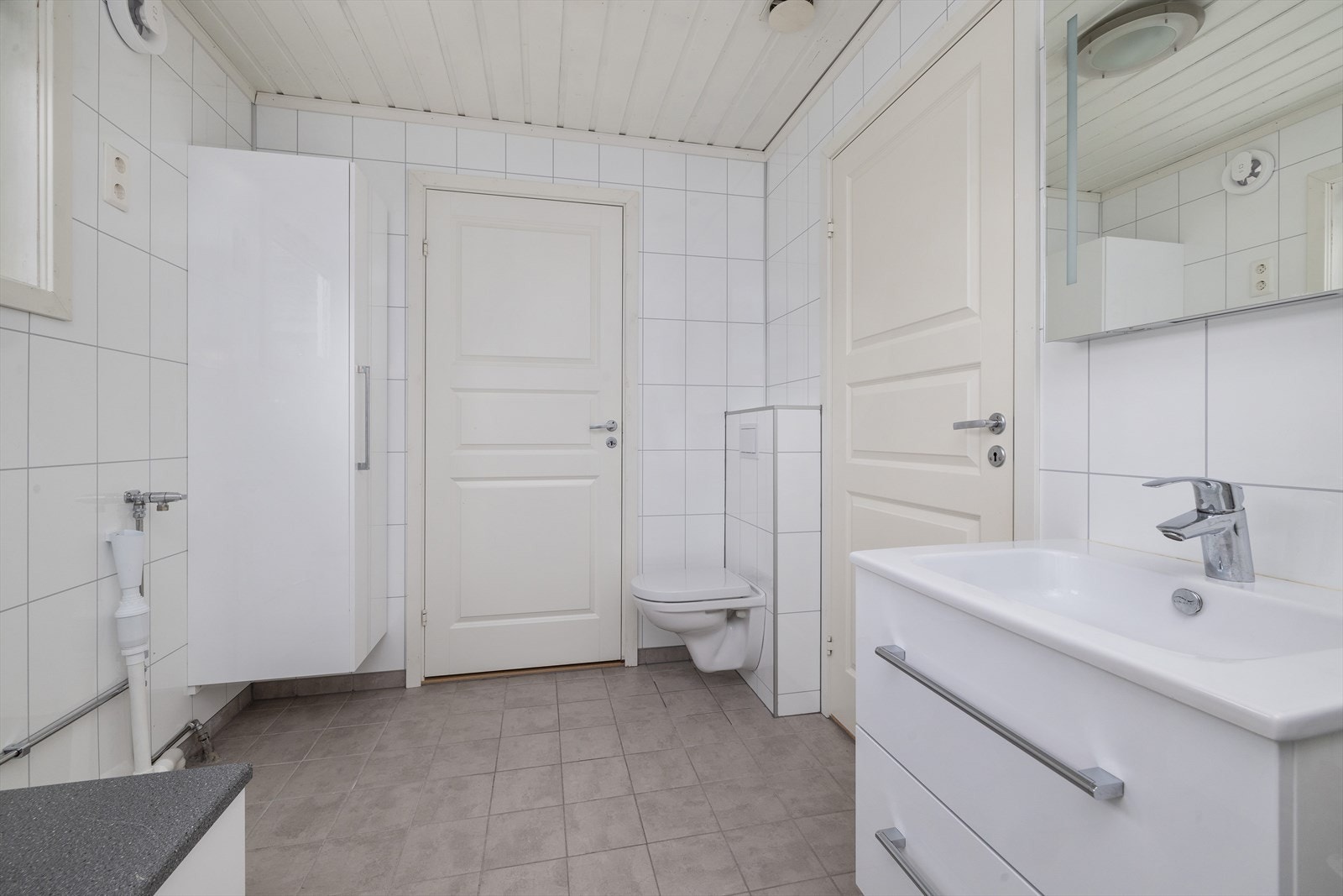 Badet har opplegg for vaskemaskin og tørketrommel. Galleribilde