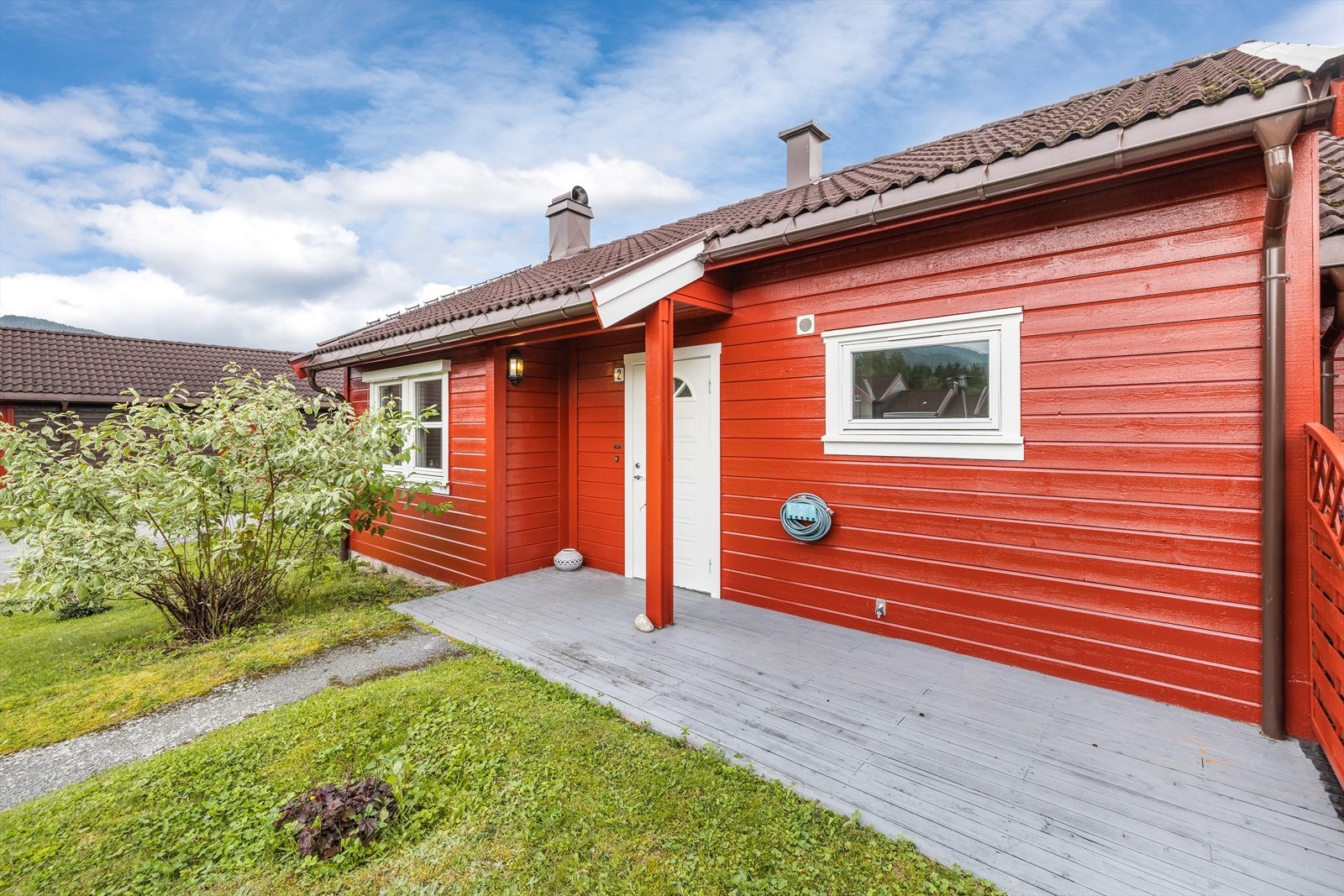 Hyggelig inngangsparti med uteplass. Galleribilde