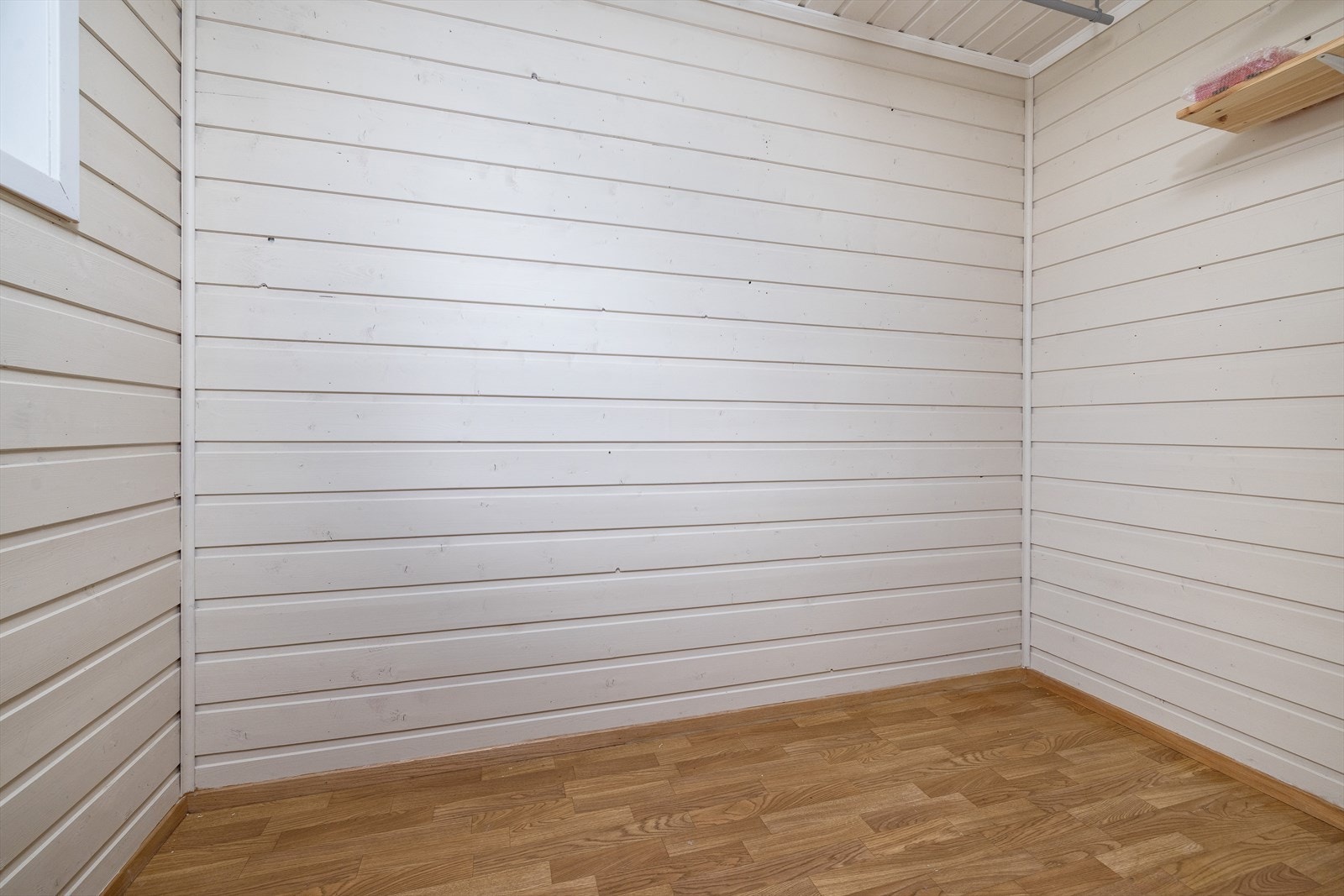 Romslig og praktisk bod med god lagringsplass. Galleribilde
