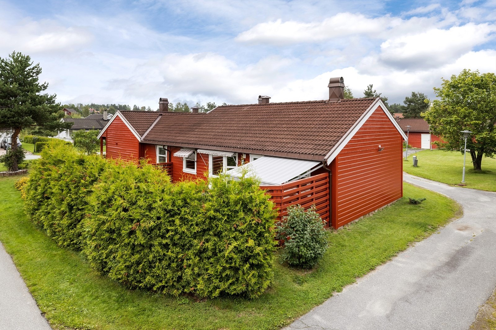Kort vei til dagligvareforretning, bussholdeplass og, legesenter. Galleribilde