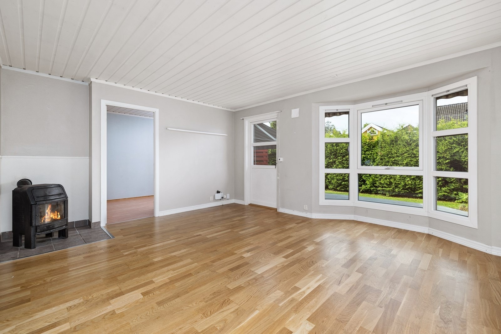 Stuen har store vinduer og fint med naturlig lys. Galleribilde