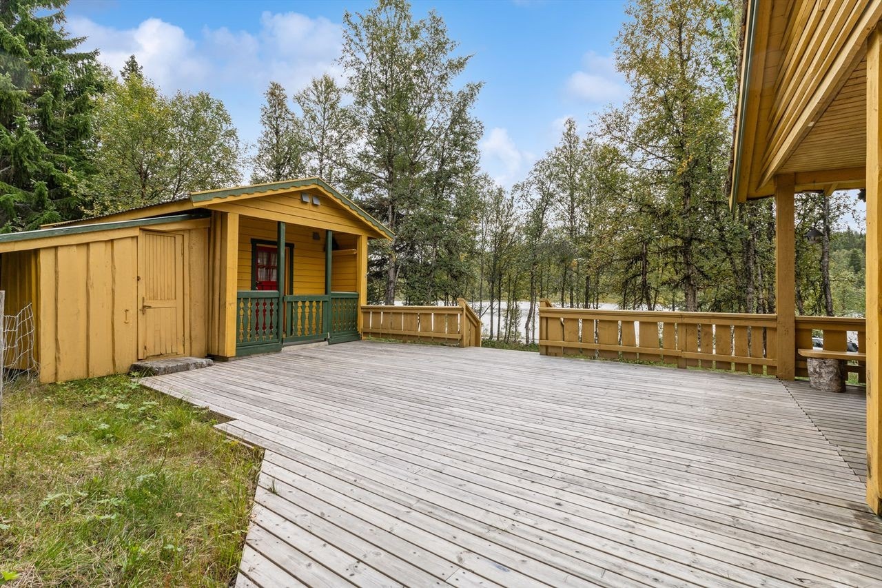 Terrasse med utsikt mot Lauvåstjønna Galleribilde