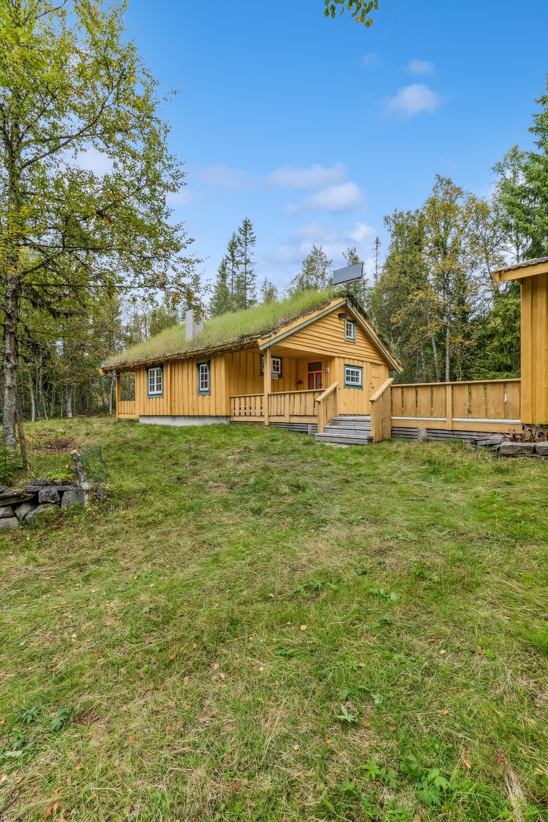 Fritidseiendom med hovedhytte og et lite anneks/uthus Galleribilde