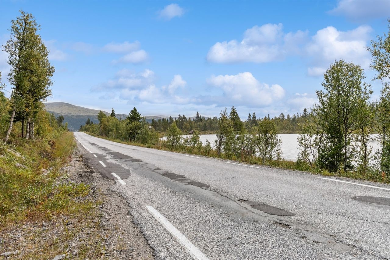 Hytta ligger i vakre omgivelser med nærhet til vann og fjell Galleribilde