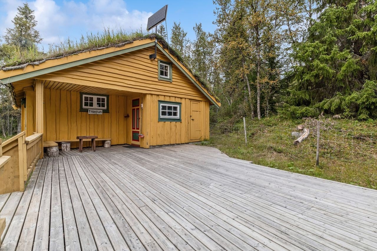 En stor og solrik terrasse binder hytte og anneks naturlig sammen Galleribilde