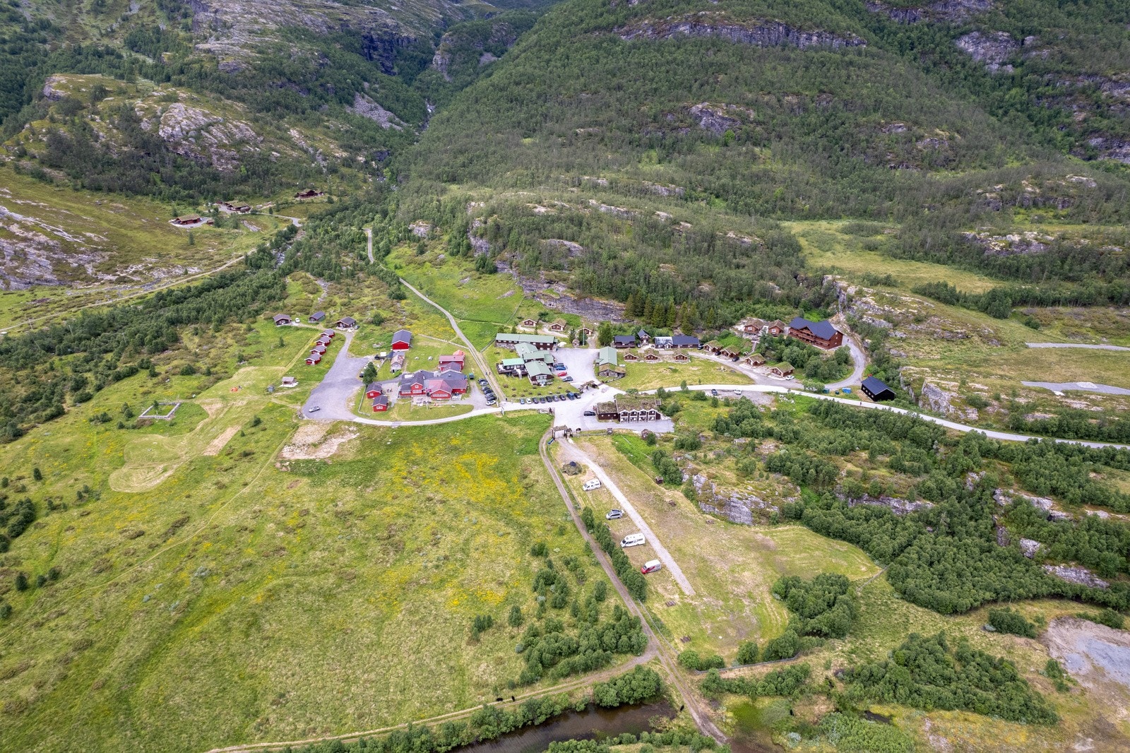 Det er fleire turmoglegheiter i nærområdet, blandt anna fjellturar, brevandring... Galleribilde