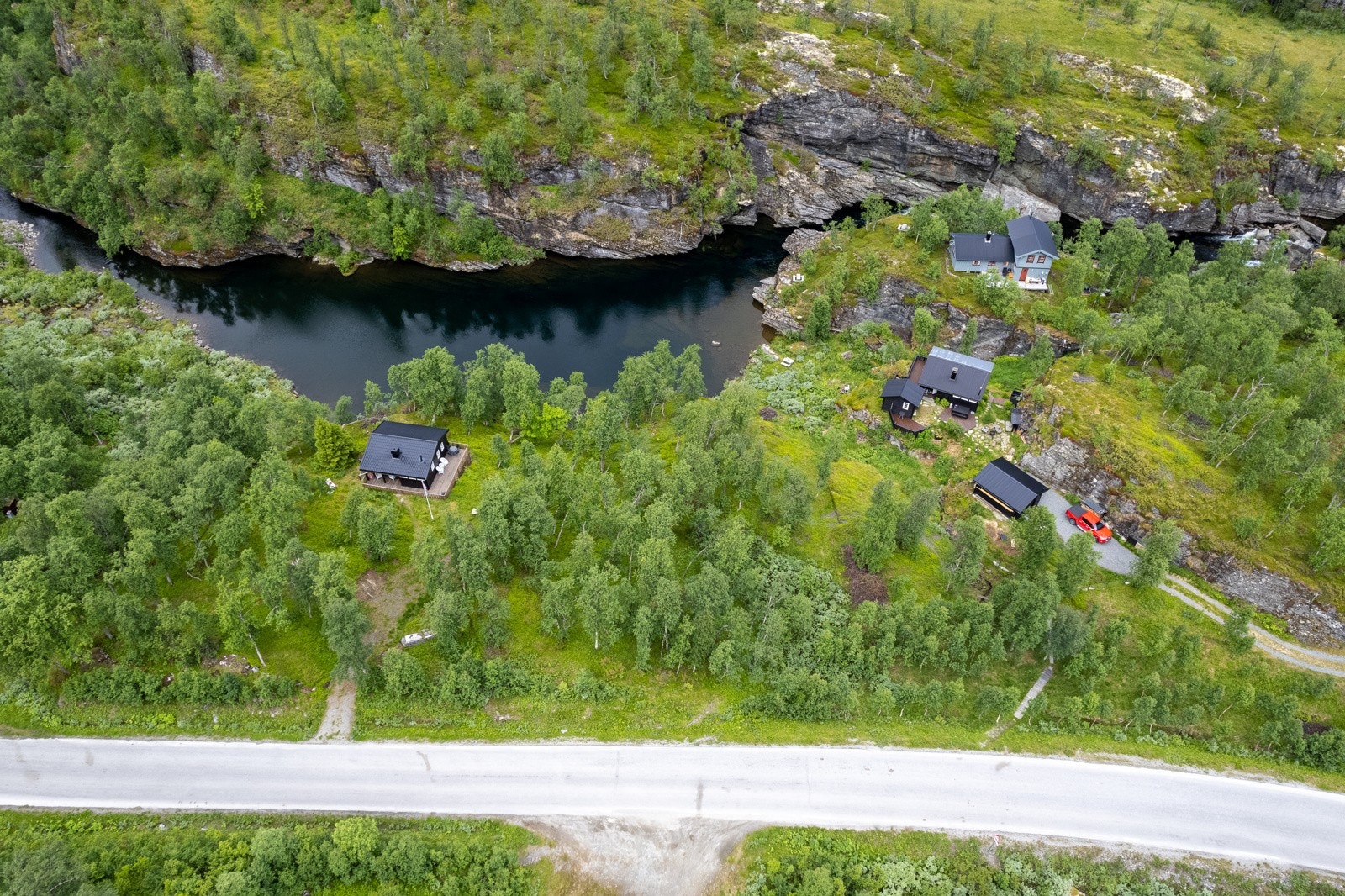 Tomta har en flott beliggenhet med lett tilkomst fra fylkesveg 50. Galleribilde