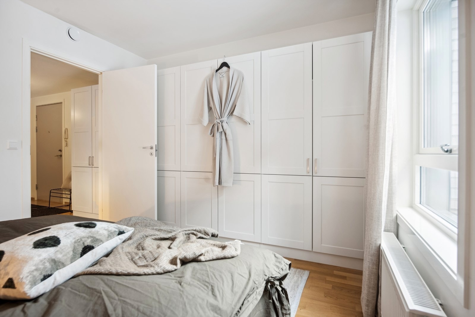 Innredet med bred garderobeskap Galleribilde