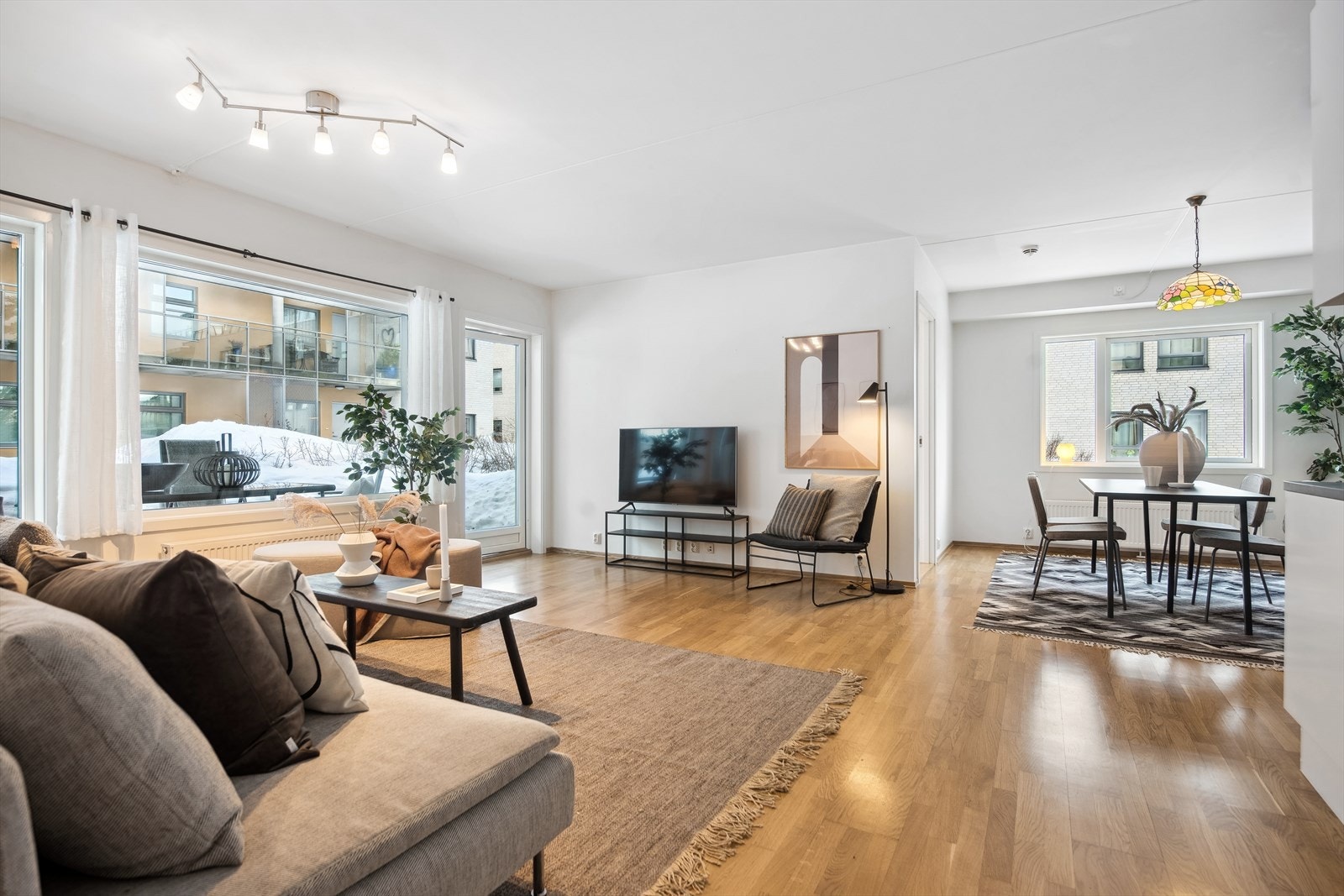 Velkommen til Heggeodden 12! Lys og romslig 3-roms hjørneleilighet med trappefri adkomst. Galleribilde