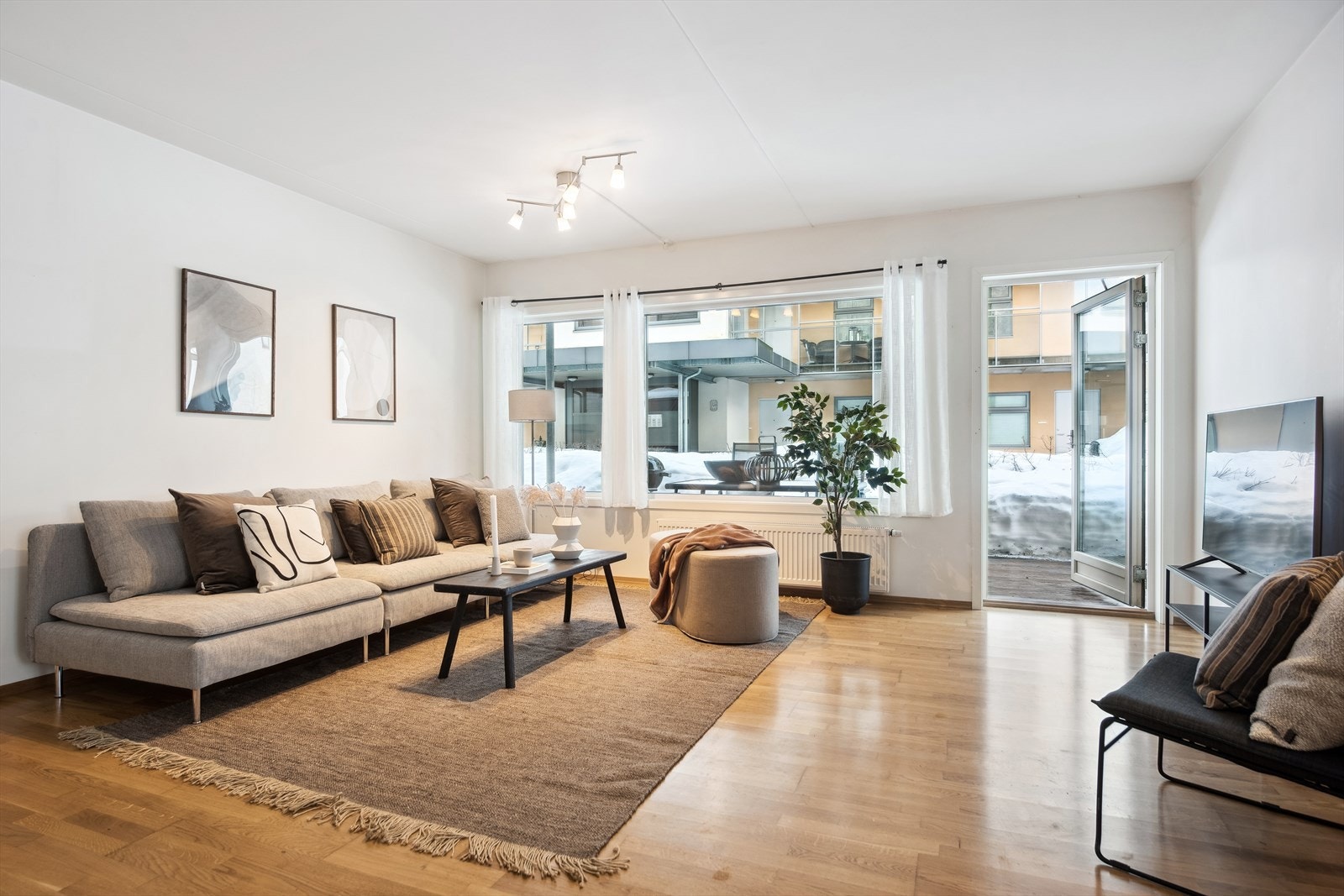 Store vindusflater i stuene slipper inn rikelig med naturlig lys som skaper en luftig atmosfære Galleribilde