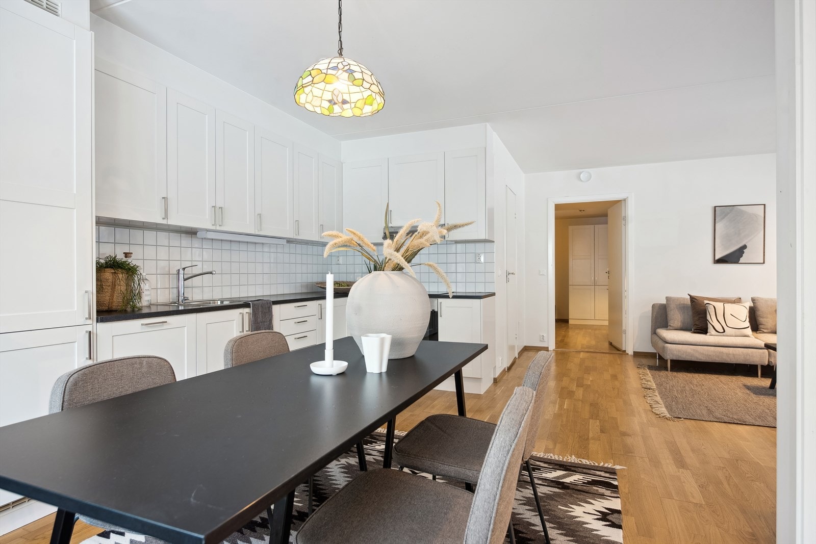 Kjøkken har en praktisk åpen løsning mot stue som sørger for et sosialt samvær under matlagingen når man har besøk Galleribilde