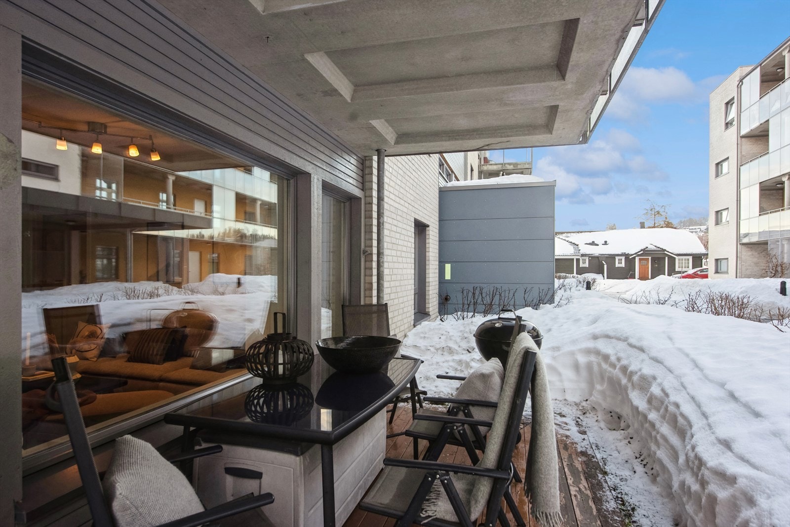 Terrassen sørger for en fin forlengelse av stuen på alle årstider Galleribilde