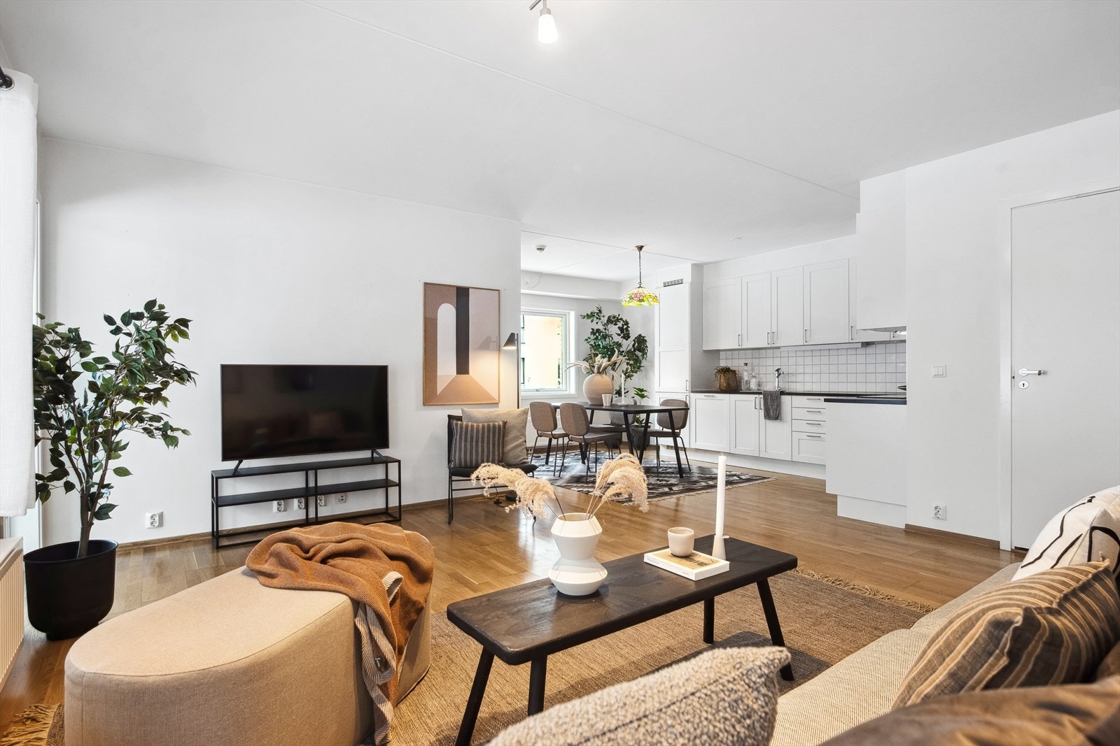 Den gode planløsningen sørger for at stuen er enkel å innrede med både salong, tv-løsning, vitrineskap for eventuell oppbevaring, samt stort spisebord Galleribilde