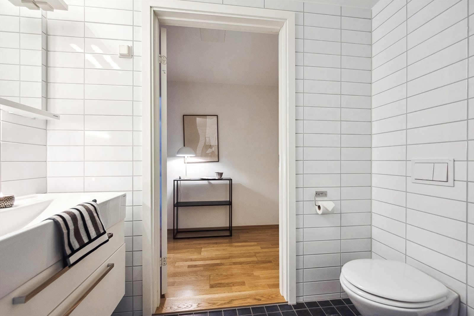 Baderommet har varmekabler i gulv og opplegg for vaskemaskin Galleribilde