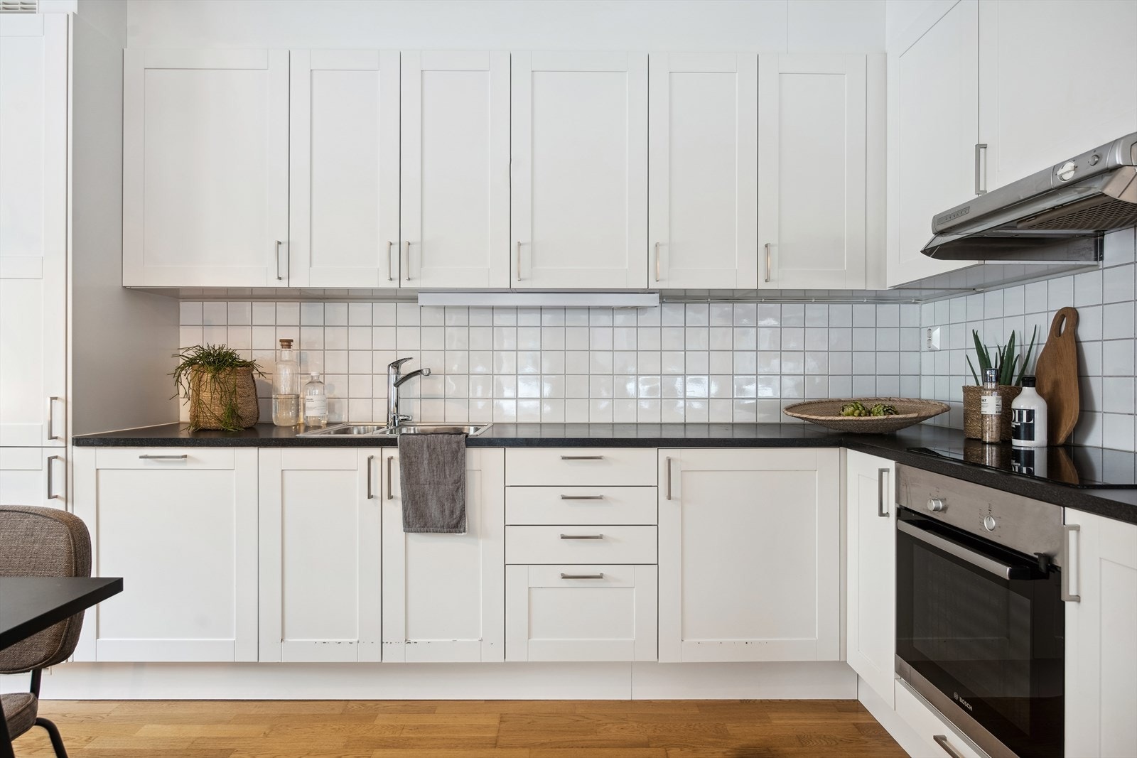 Induksjonstopp, stekeovn, oppvaskmaskin og kjøl/frys er integrert i innredningen Galleribilde