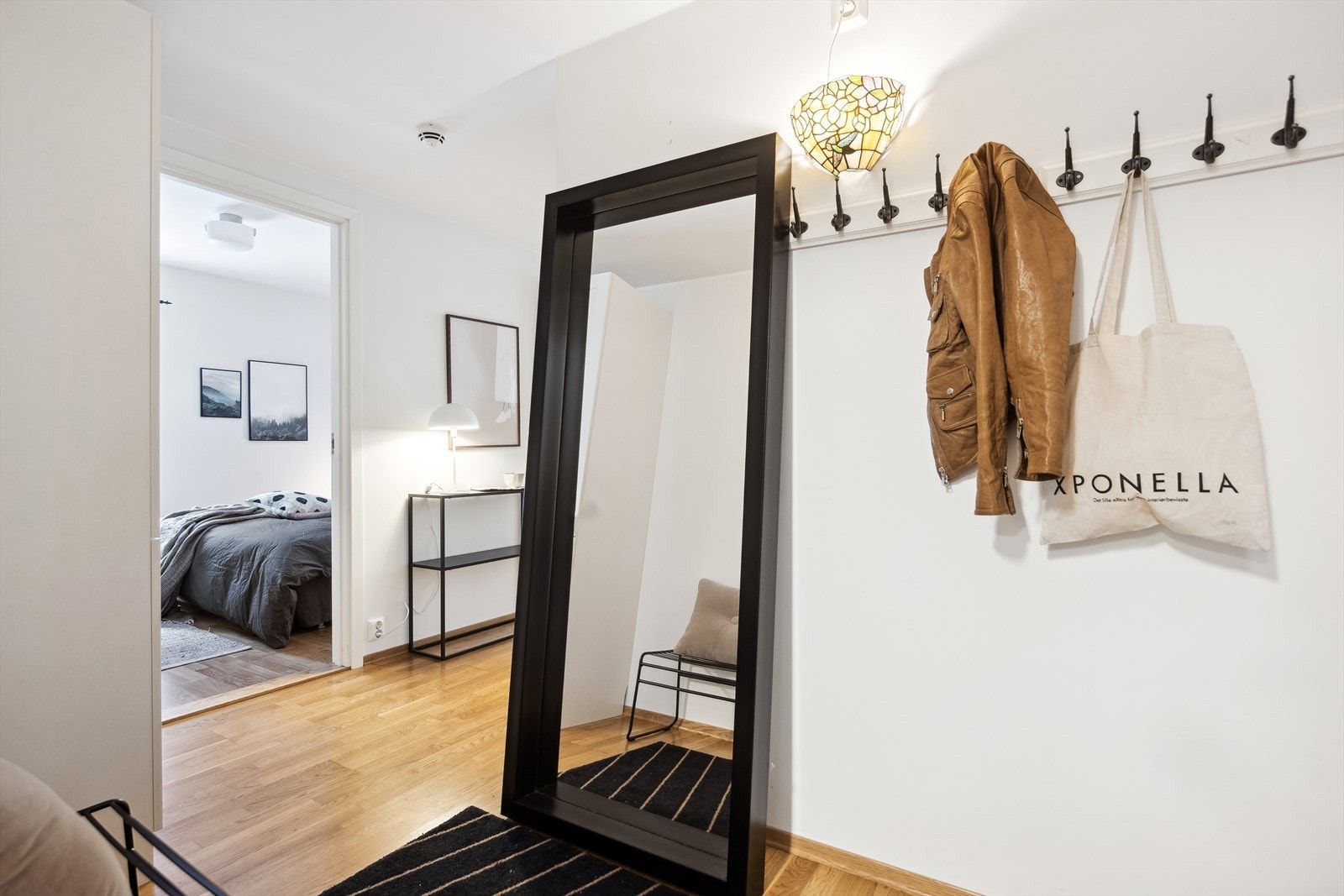 Innvendig blir du møtt av en innbydende entré/gang som gir et godt førsteinntrykk Galleribilde