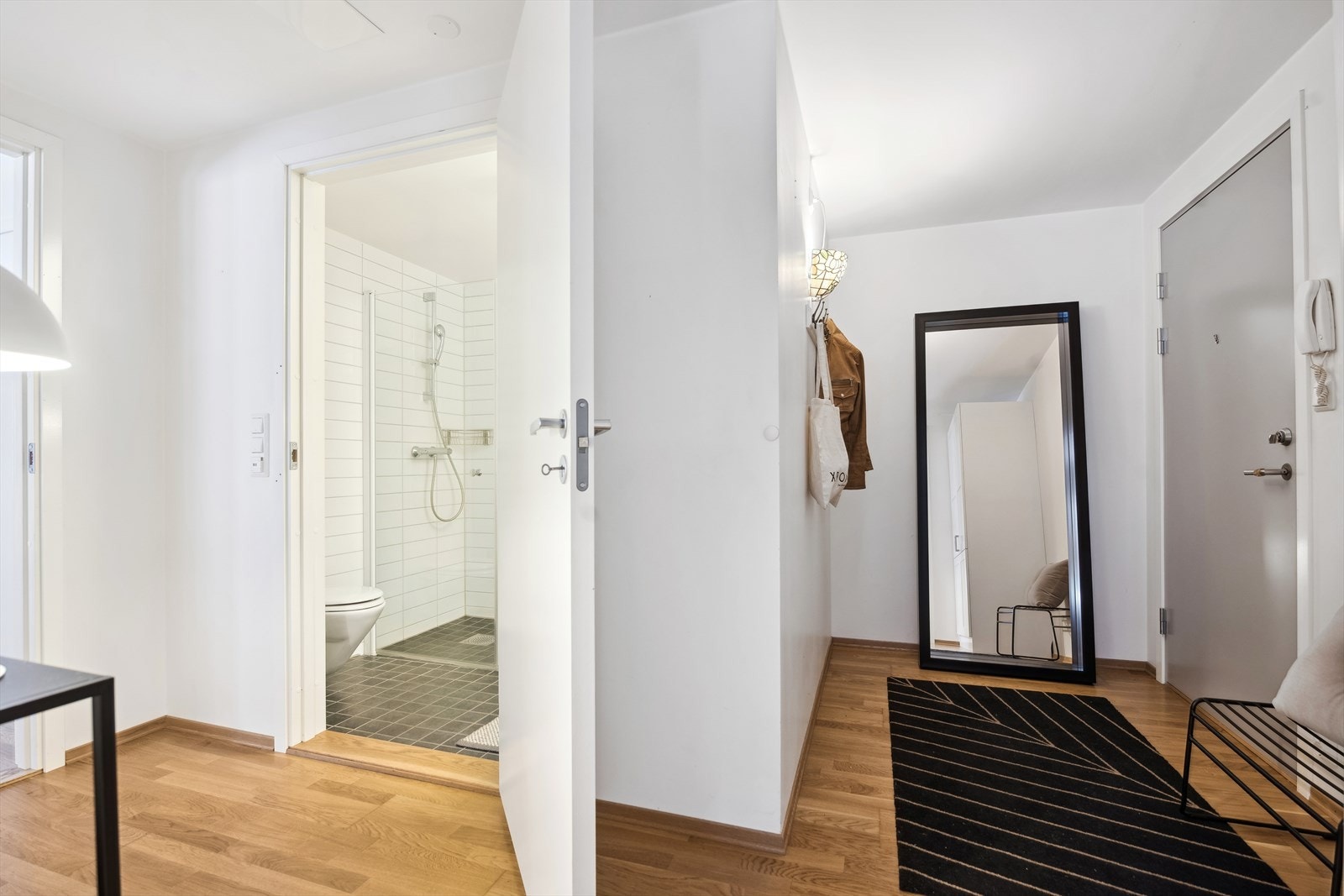 I entreen kan du henge fra deg yttertøy både på den praktiske krok løsningen, og videre inn finner du et garderobeskap som gir det enda mer oppbevaringsplass Galleribilde