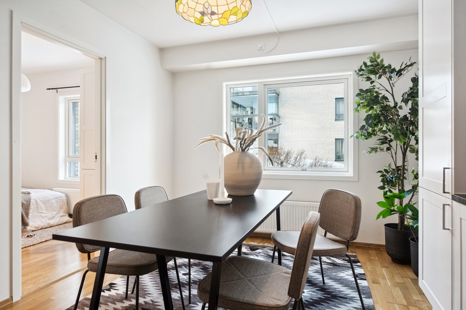 Spisestue med direkte adkomst til et av leilighetens to soverom Galleribilde