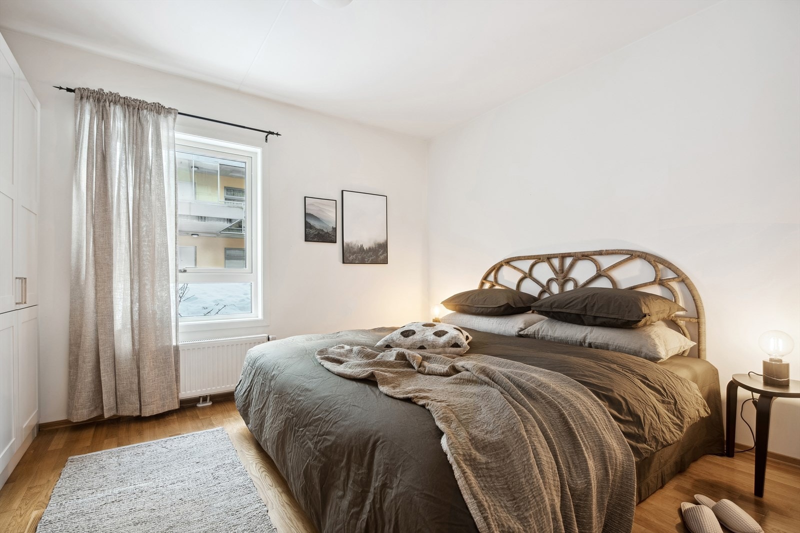 Hovedsoverommet er av meget god størrelse, plass til dobbeltseng og tilhørende nattbord Galleribilde