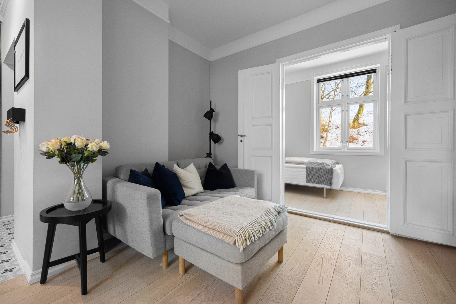 Leiligheten har en gjennomgånde planløsning med en flott 1-stavs parkett på gulvet. Galleribilde