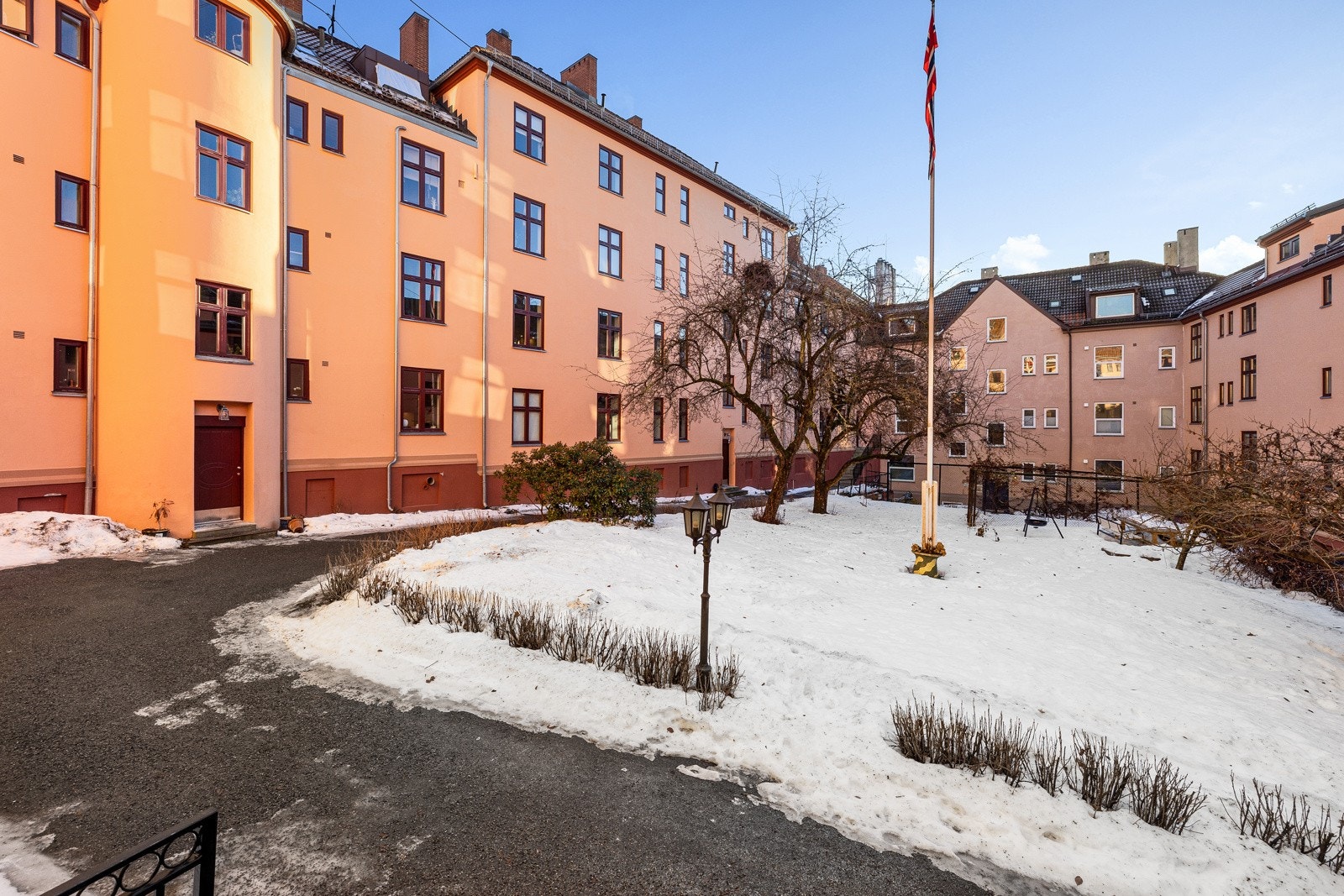 På sommerstid er bakgården frodig og veldig hyggelig! Galleribilde