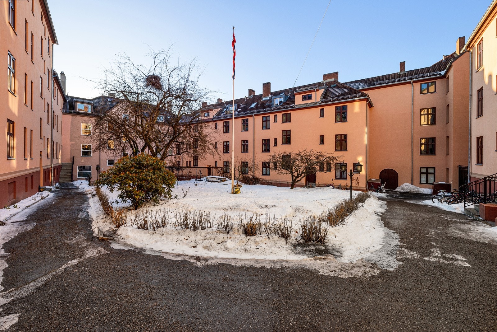 Borettslaget har en skjermet bakgård med flere sittegrupper, grill og fine solforhold. Galleribilde