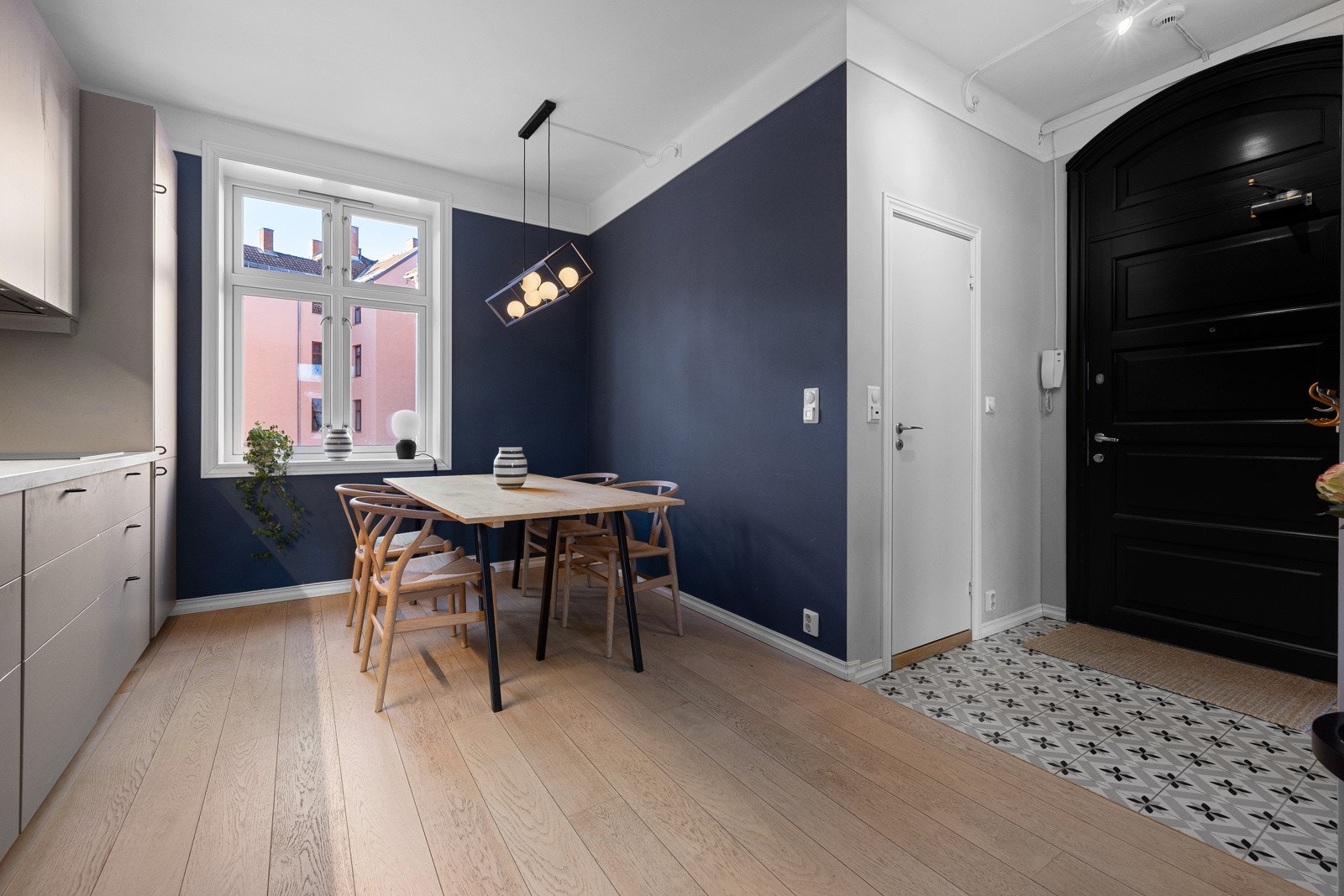 Den åpne løsningen gjør dette til et sosialt hjem med plass til gjester. Galleribilde