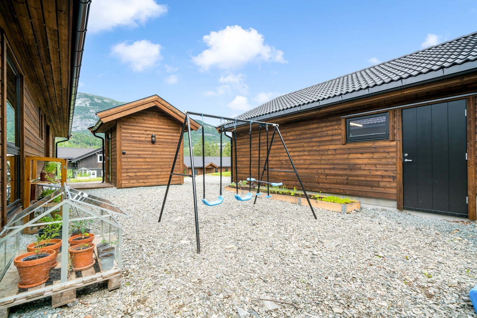 Uteområde mellom garasje og bolig er grusbelagt Galleribilde