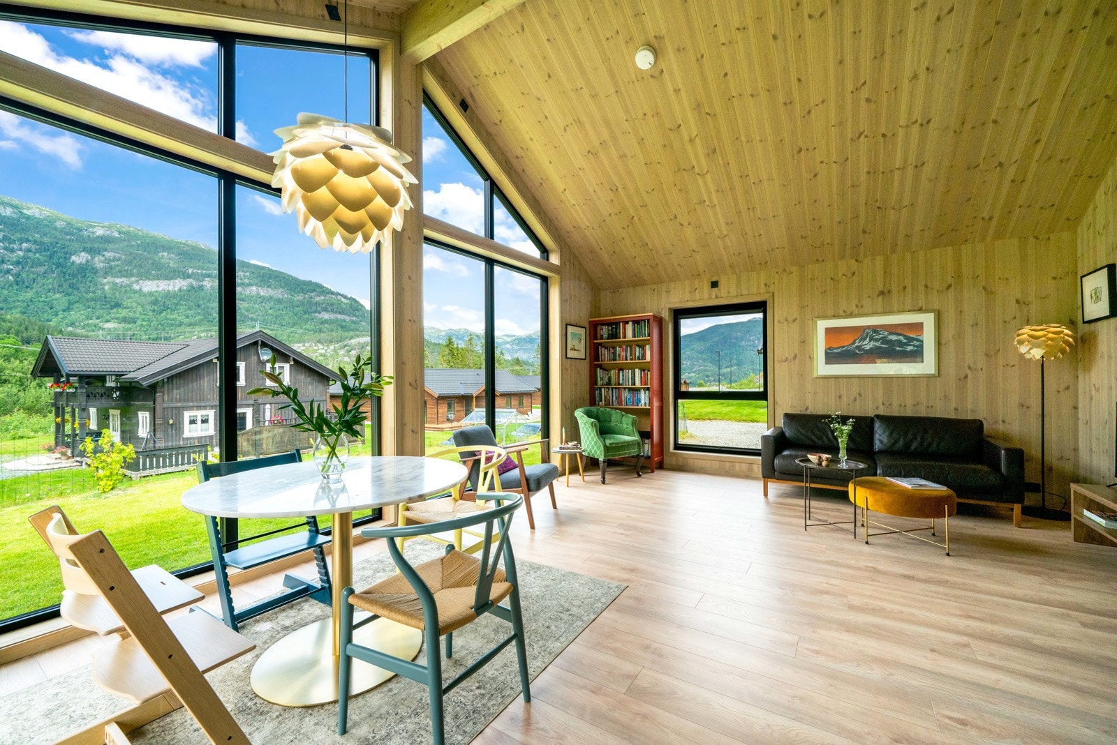Store vindusflater gir mye lys inn i stuen. Galleribilde