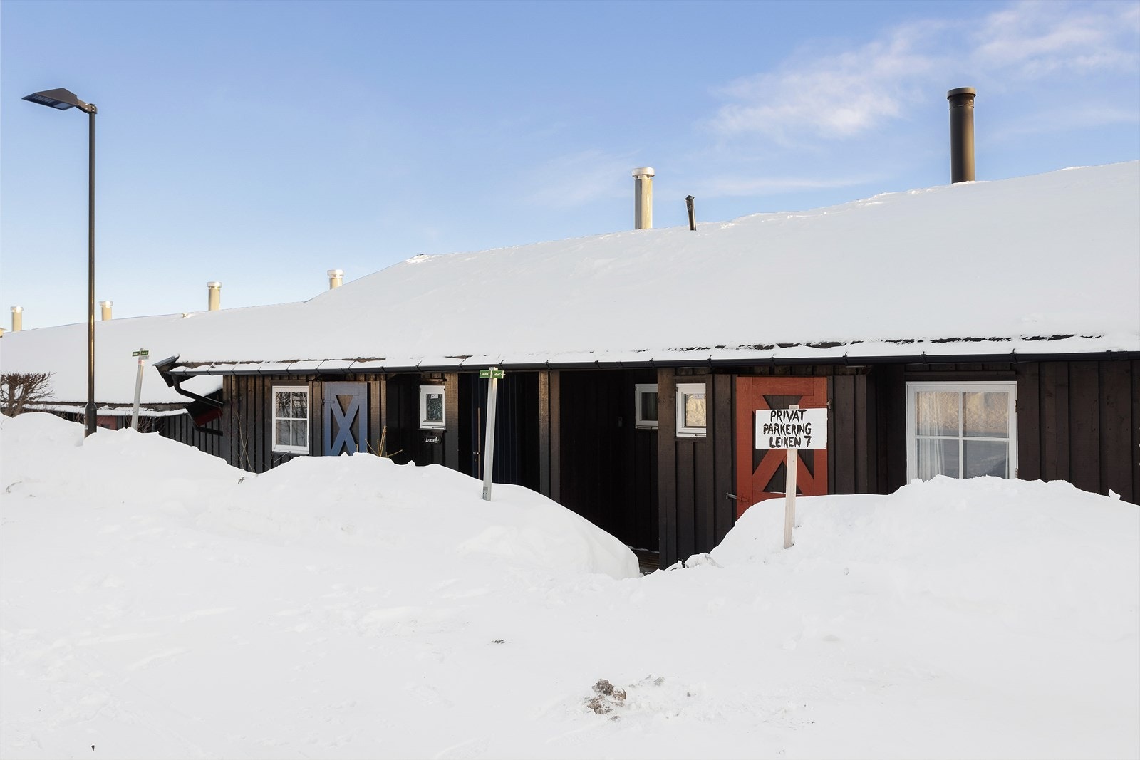 Markert parkeringsplass rett utenfor. Galleribilde